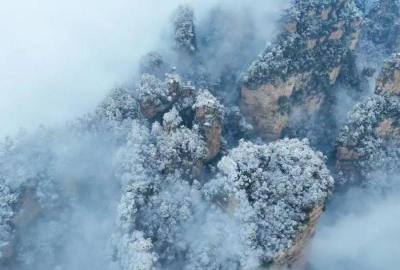 張家界再迎春雪，千峰沐雪如仙境